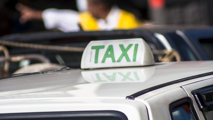Fomento adoptará medidas urgentes para mejorar la situación en el sector del taxi y en el del VTC